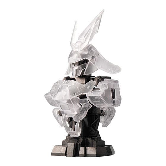 Figurine Gundam en plastique blanc avec casque et armure détaillée, modèle de collection pour fans d'anime.