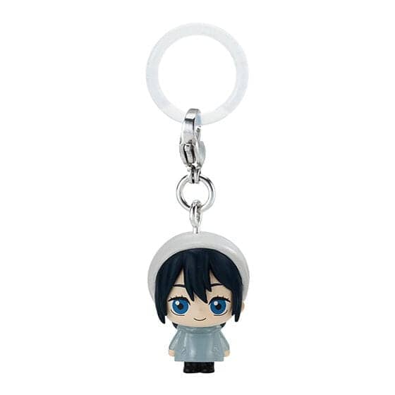 Cléfabe Gacha No Jutsu avec figurine chibi d'anime homme à cheveux noirs et costume gris.
