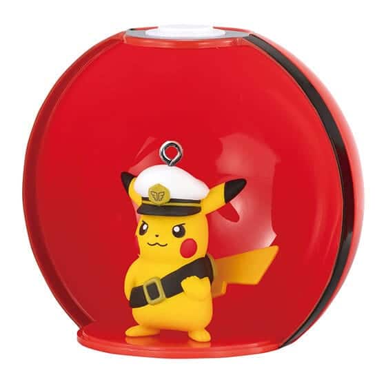 Pikachu en costume de capitaine dans un porte-clés Pokémon, idéal pour collectionneurs et fans de la franchise.